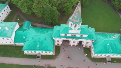 Río-Moska-De-Moscú-E-Iglesia-De-Kazán-4k-Desde-Un-Dron-Por-La-Tarde