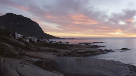 puesta de sol sobre rocas