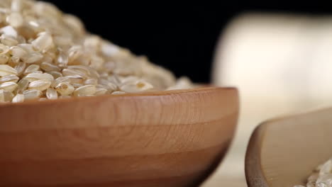 una variedad de diferentes colores de alimentos de granos crudos saludables, varios granos, cereales, frijoles, legumbres se rotan en decoración de madera para el concepto de publicidad