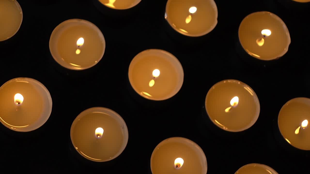 Candele su sfondo nero