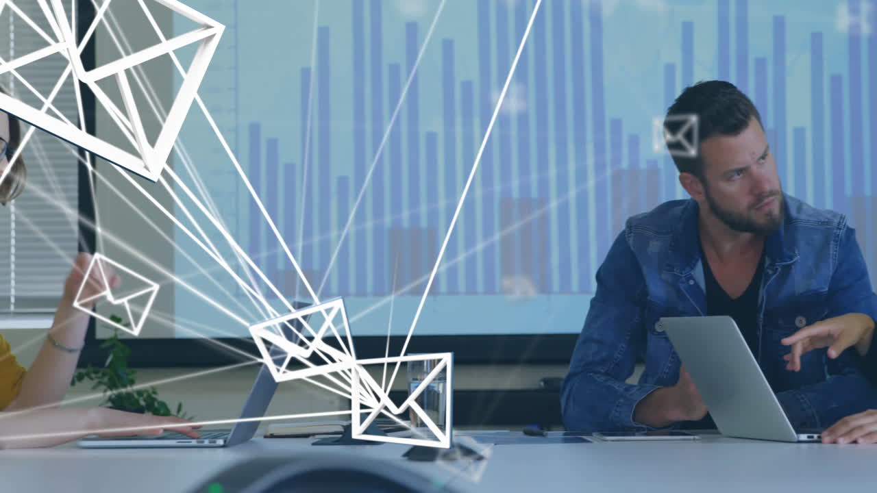 animación de conexiones con íconos de correo procesamiento de datos sobre diversas personas de negocios en la oficina