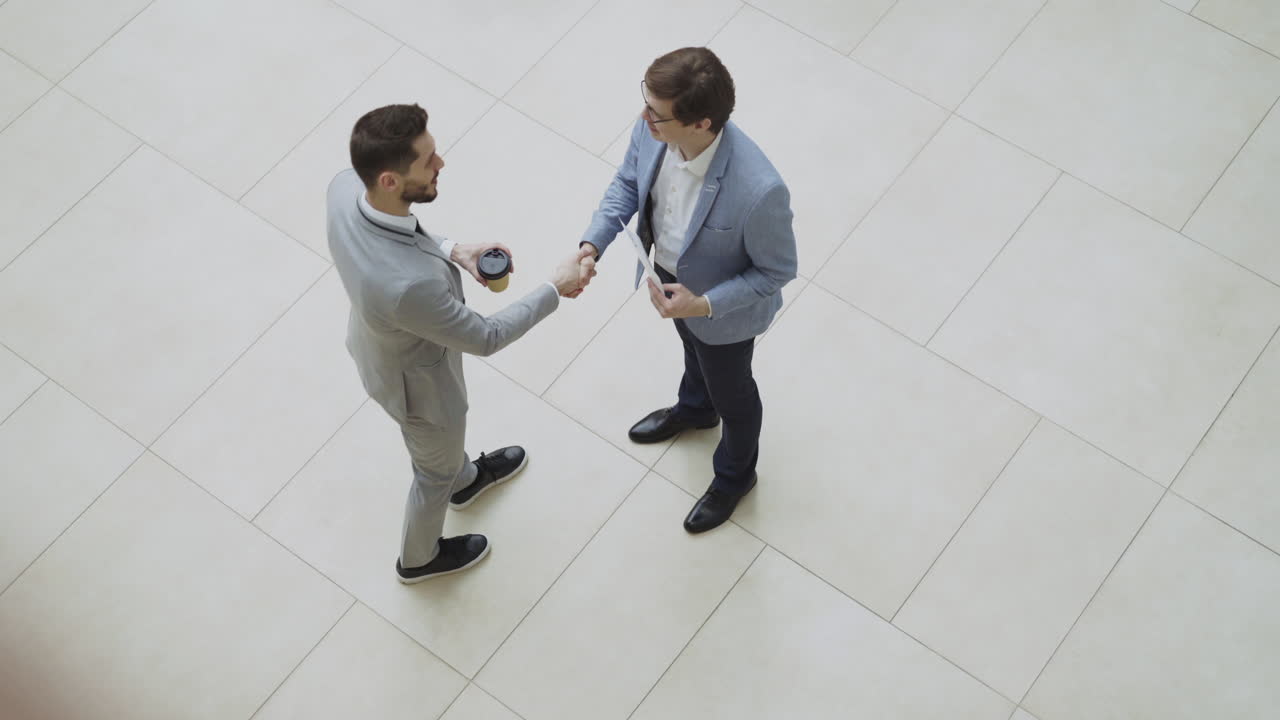 reunión de negocios en el pasillo de la oficina