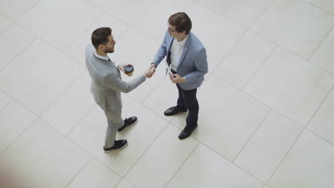 reunión de negocios en el pasillo de la oficina