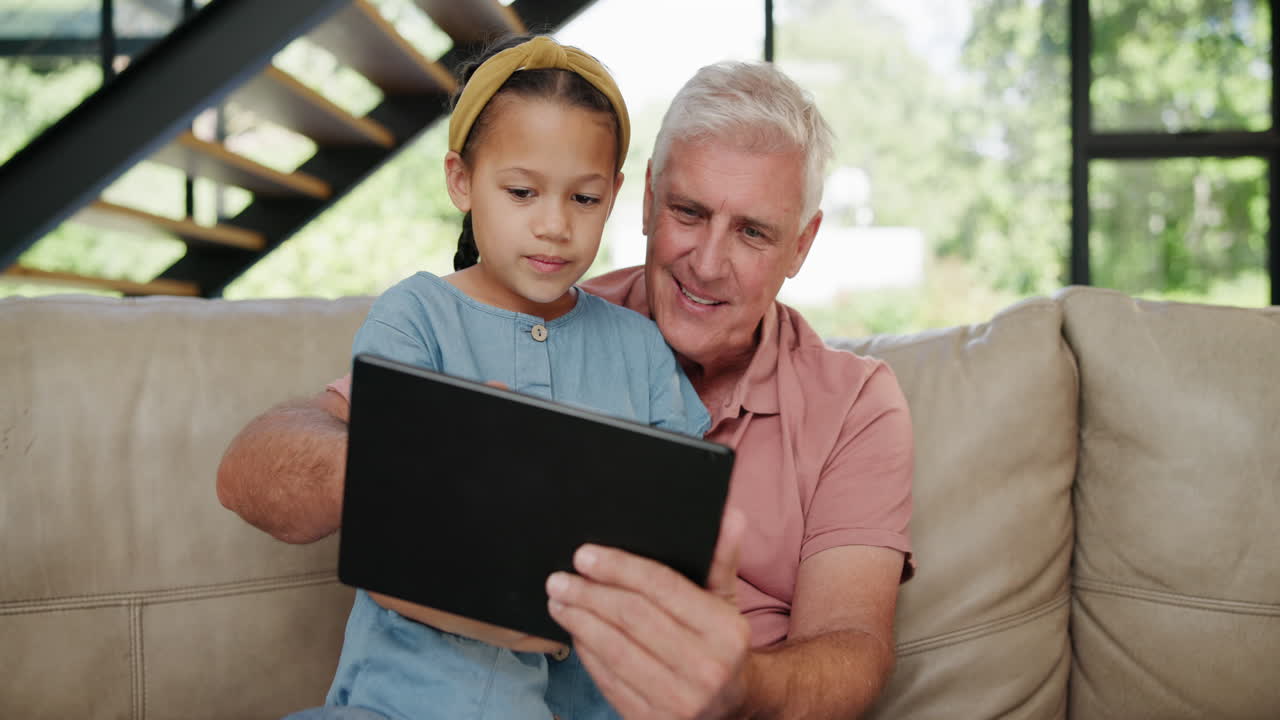 Nonno e nipote che usano un tablet