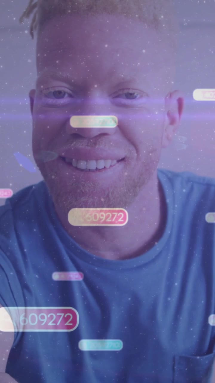 Numeri digitali fluttuanti e sovrapposizione di dati, persona sorridente con effetti di animazione