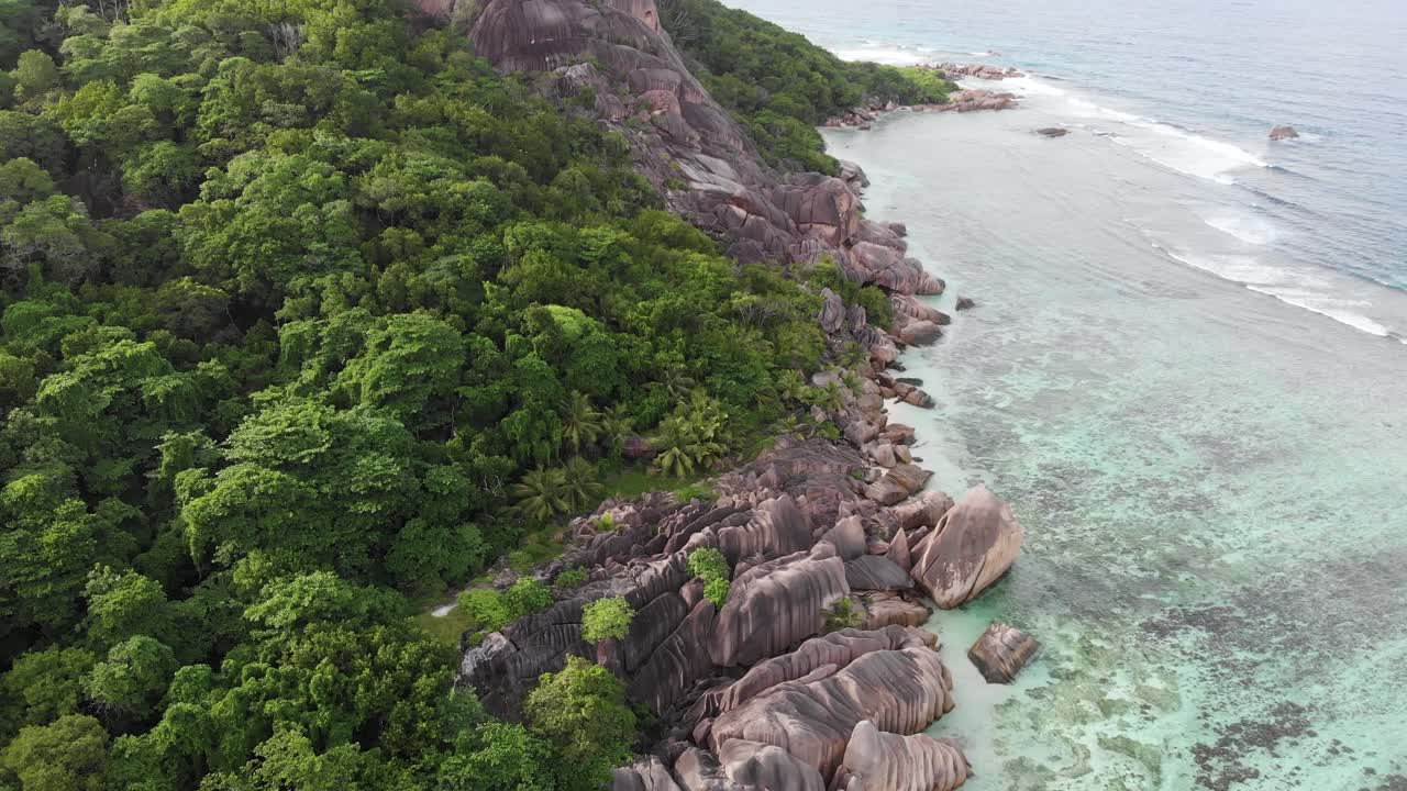 вид с воздуха на анс исток д'аржан, ла диг, сейшельские острова, снятый ранним утром без людей на пляже