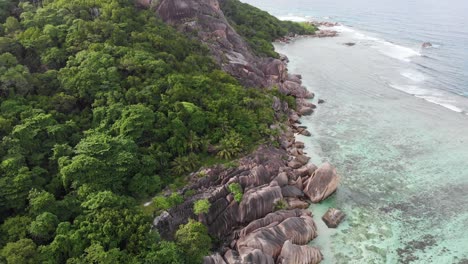 vista aérea de anse source d'argent, la digue, seychelles, filmada en las primeras horas de la mañana sin gente en la playa