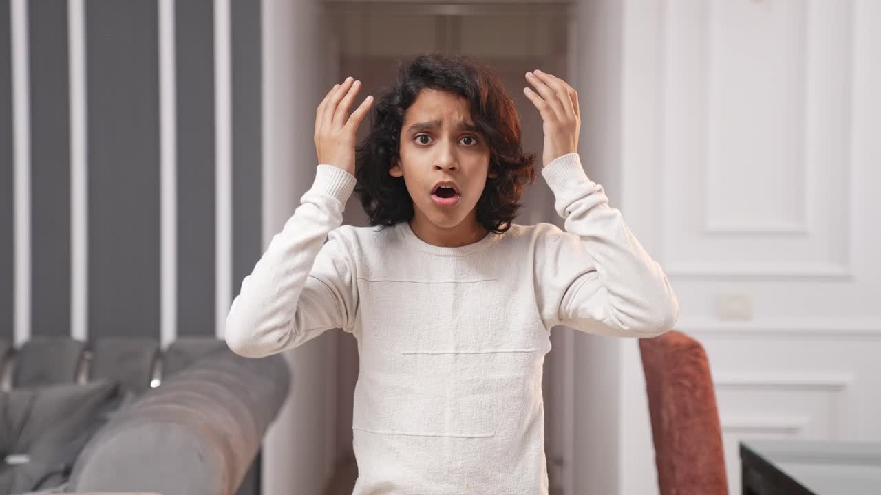 un niño indio asustado en pánico por algo