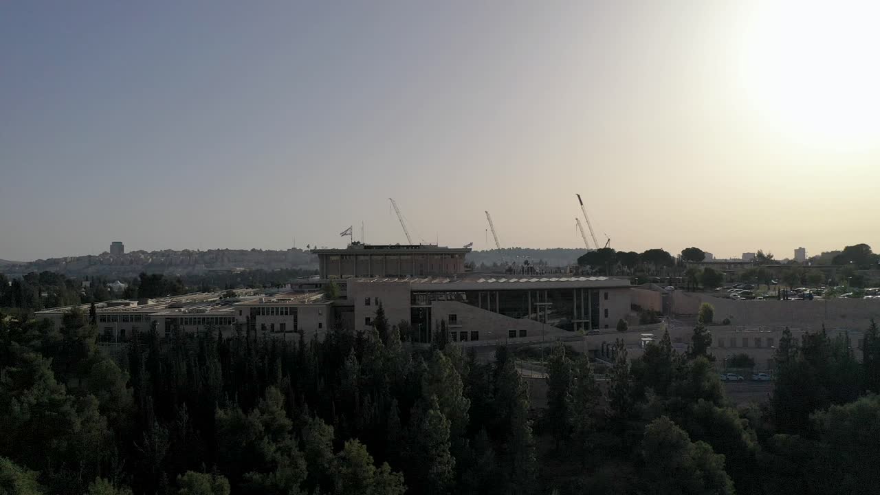 Edificio della Knesset al tramonto, Gerusalemme, Israele, ripresa da destra a sinistra