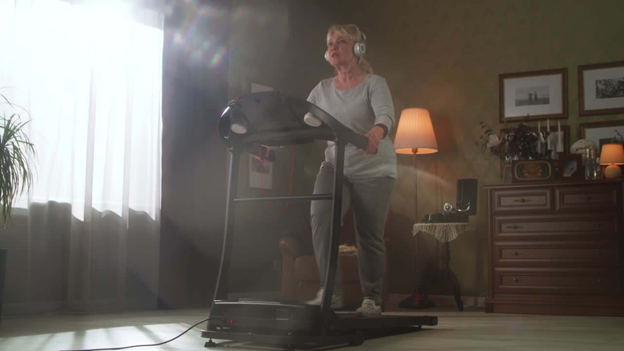 mujer mayor haciendo ejercicio en la cinta de correr