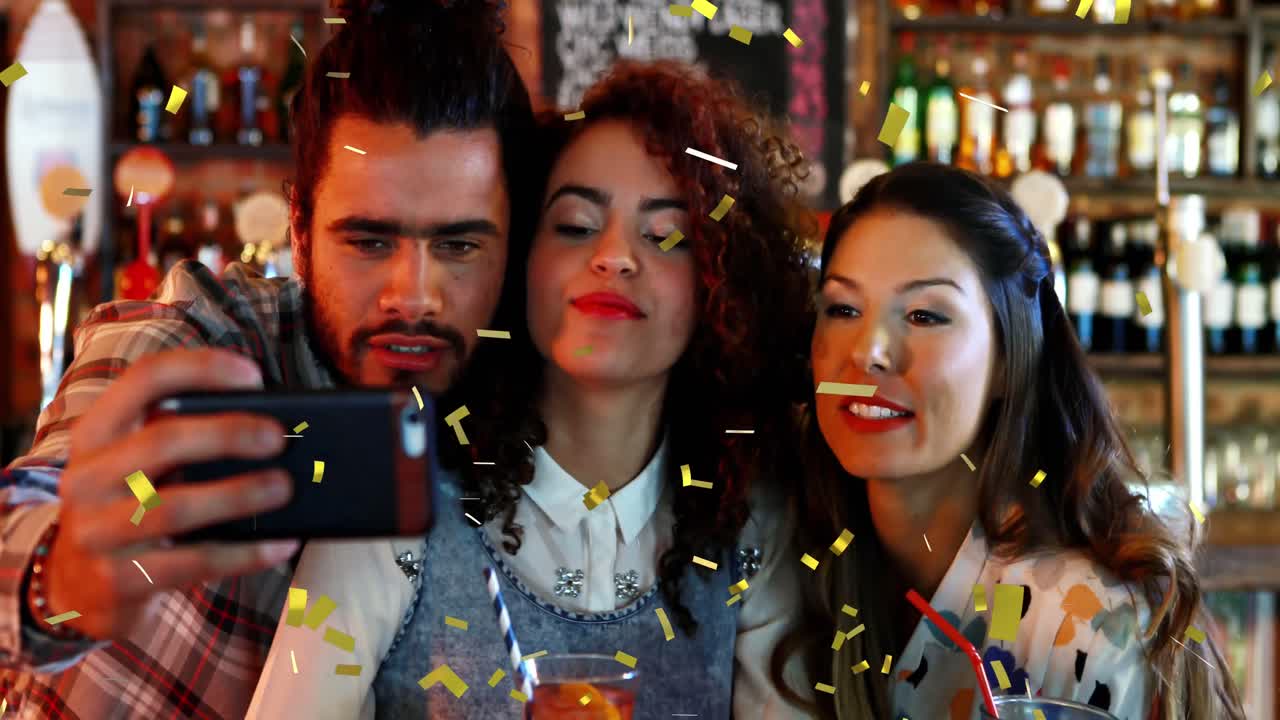 amigos tomando una foto mientras cae el confeti