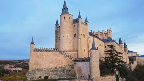 el viejo castillo alcázar de segovia contra el cielo nublado del atardecer