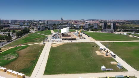 el escenario del altar del papa en construcción en portugal para el día mundial de la juventud