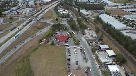 Vista-Desde-Arriba-De-La-Famosa-Tienda-De-Pasteles-Cerca-De-La-Autopista-Del-Pacífico-En-Yatala,-Gold-Coast,-Queensland