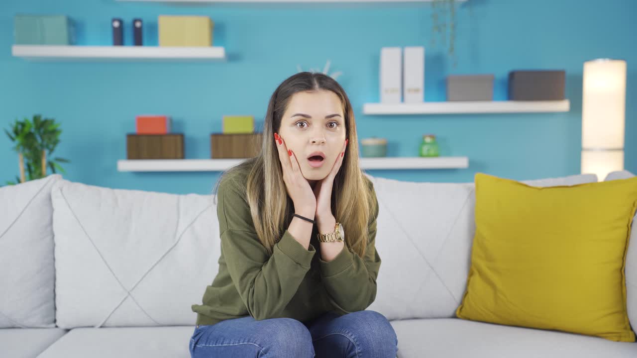 la joven que mira a la cámara con asombro está asombrada.