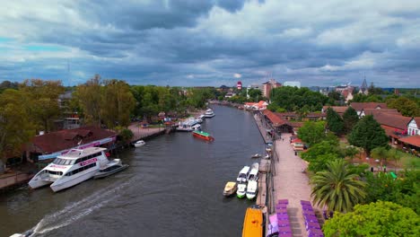 Dolly-En-Vista-Aérea-Del-Río-Tigre-En-Un-Día-Dramático-Lleno-De-Nubes,-Yates-Y-Pequeñas-Embarcaciones-Navegando-Por-El-Canal