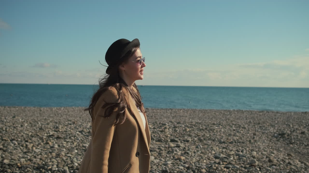 해변에서 고 있는 여자