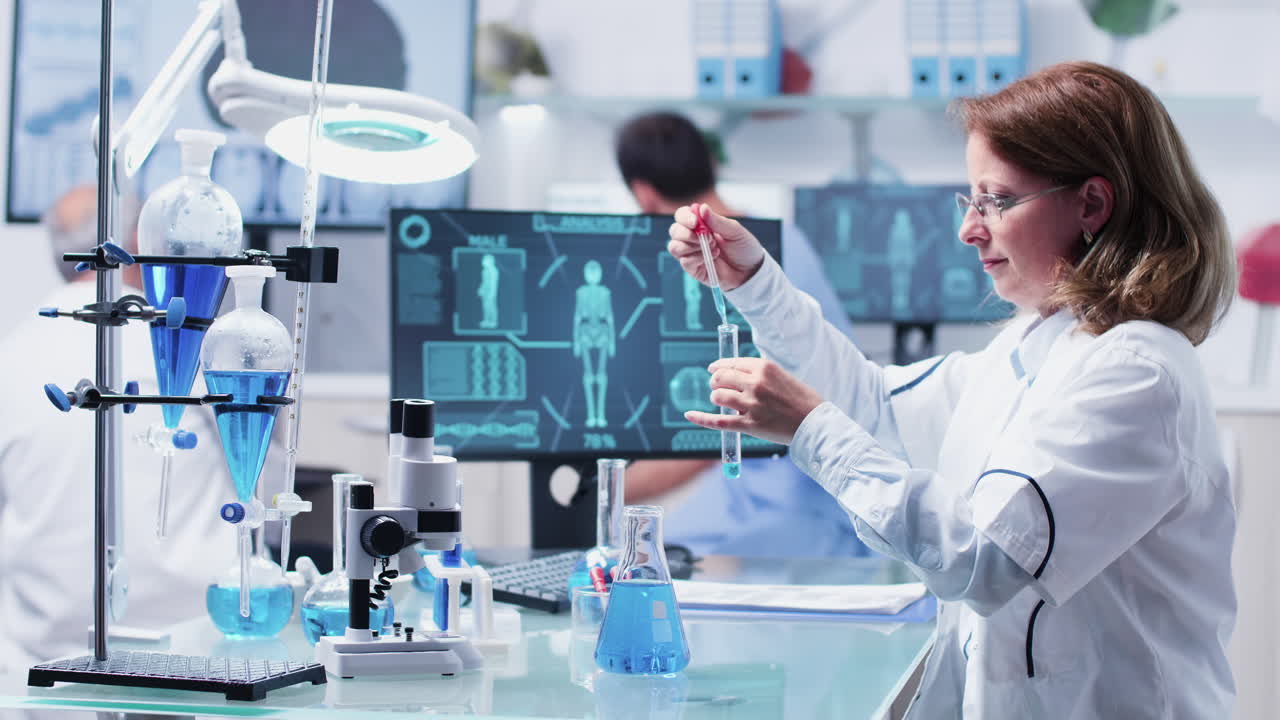 Científico trabajando en un laboratorio