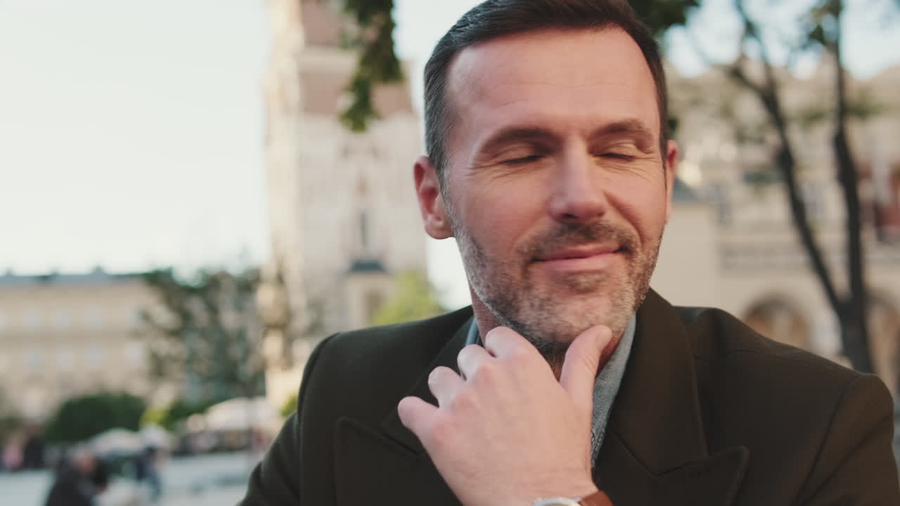 Ritratto di uomo all'aperto
