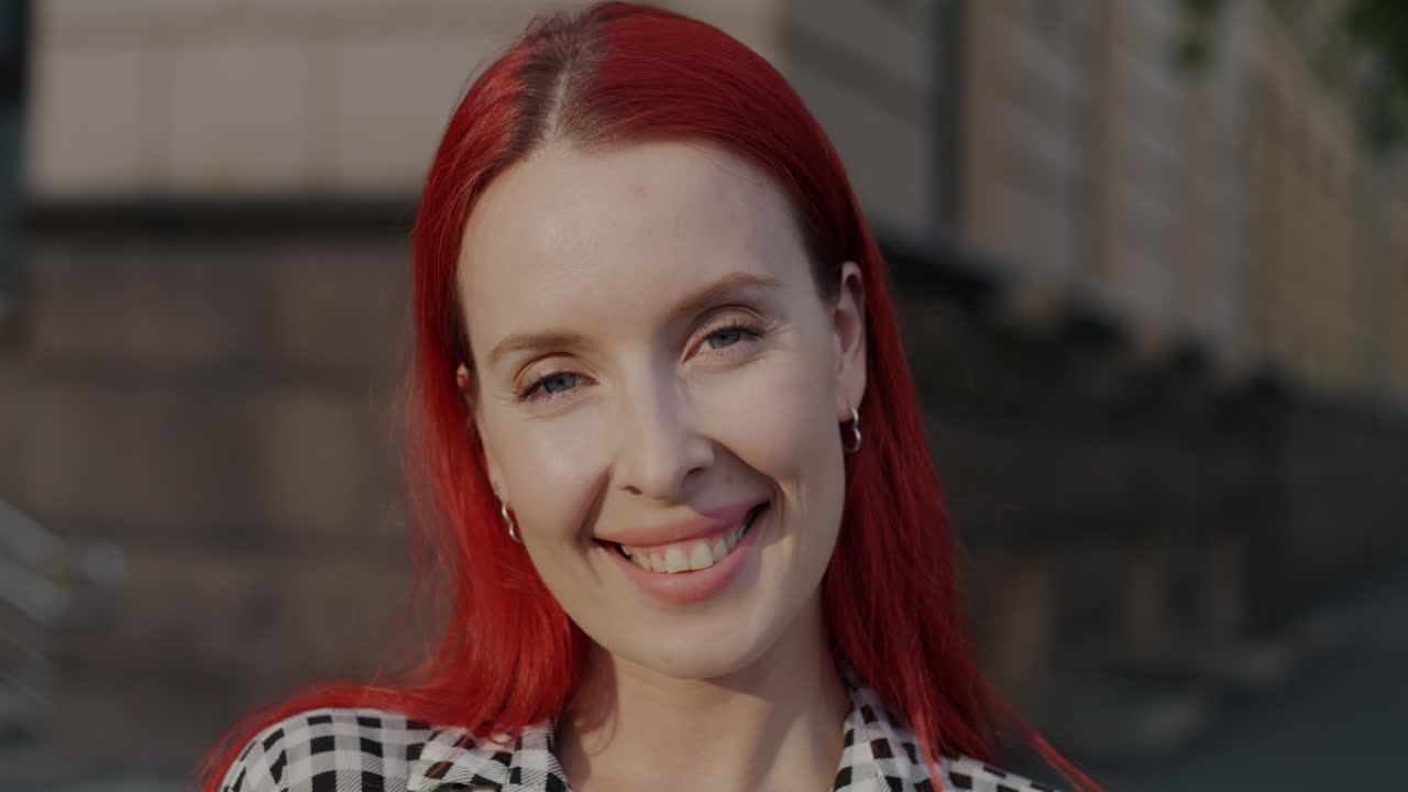 женщина с рыжими волосами на открытом воздухе