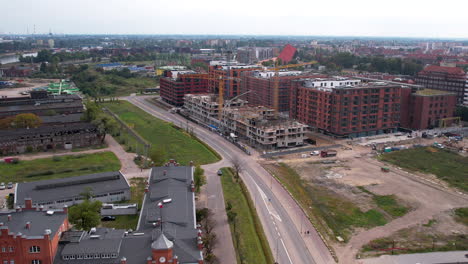 Toma-Aérea-Acercándose-Al-Sitio-De-Construcción-En-Una-Zona-Residencial-De-La-Ciudad-De-Gdansk.