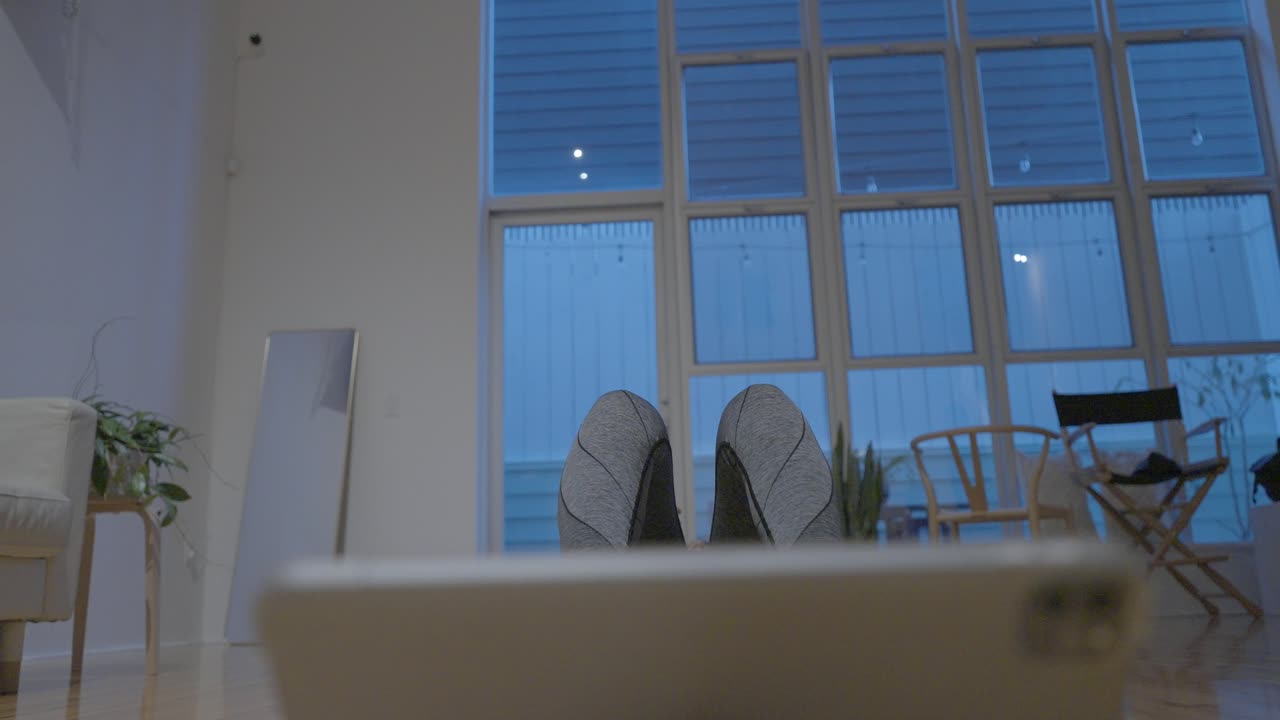 거실에서 윗몸 일으키기를 하고 집에서 컴퓨터 앞에서 운동을 하는 히스패닉계 여성의 정적인 낮은 장면