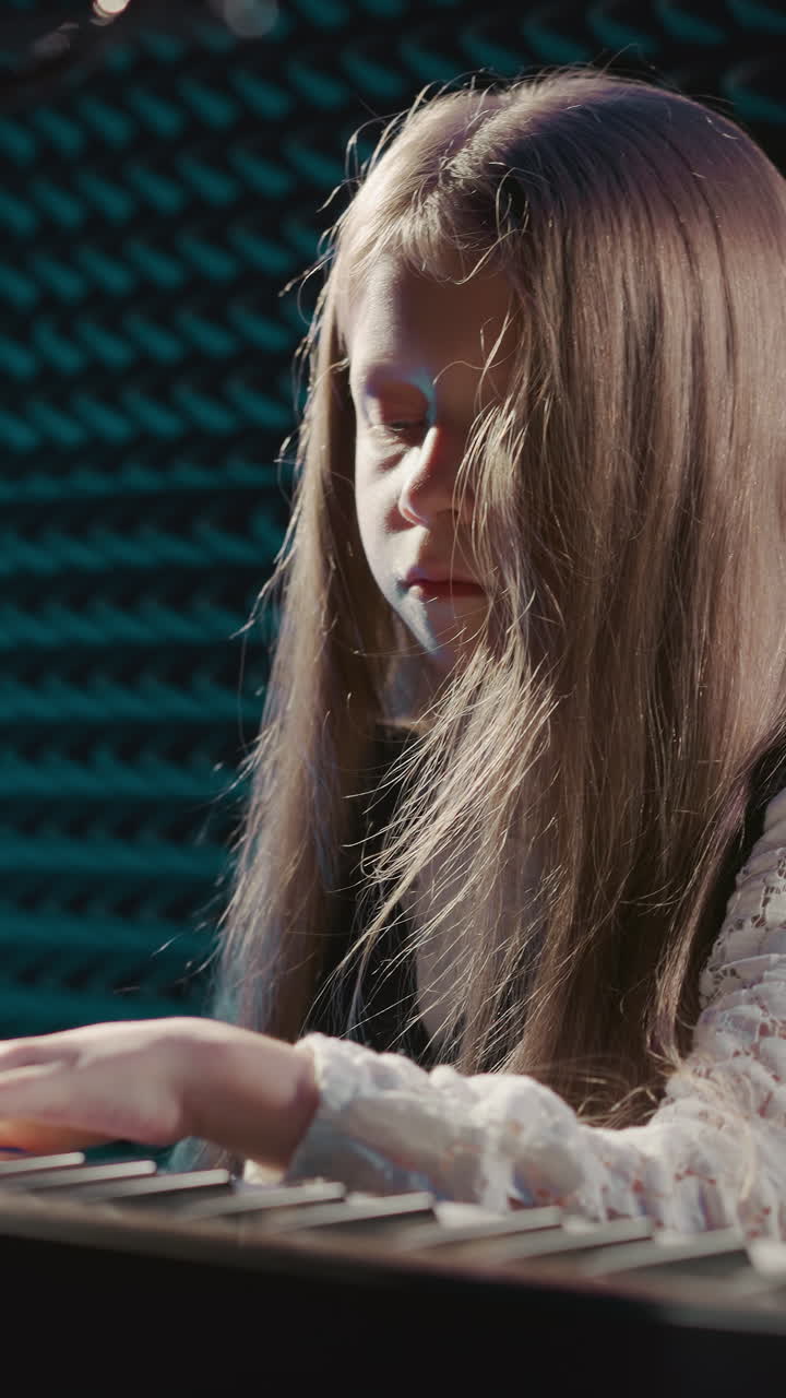 아이는 신디사이저를 사용해 멜로디를 만들고, 작은 마에스트로는 디지털 악기에서 음악을 연주하고 매혹적인 멜로드를 연주하는 재능을 보여준다.