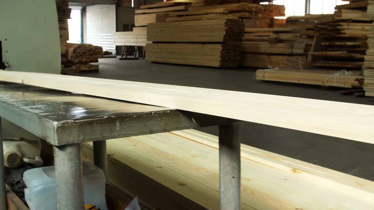 un falegname lavora sulla lavorazione del legno la macchina utensile