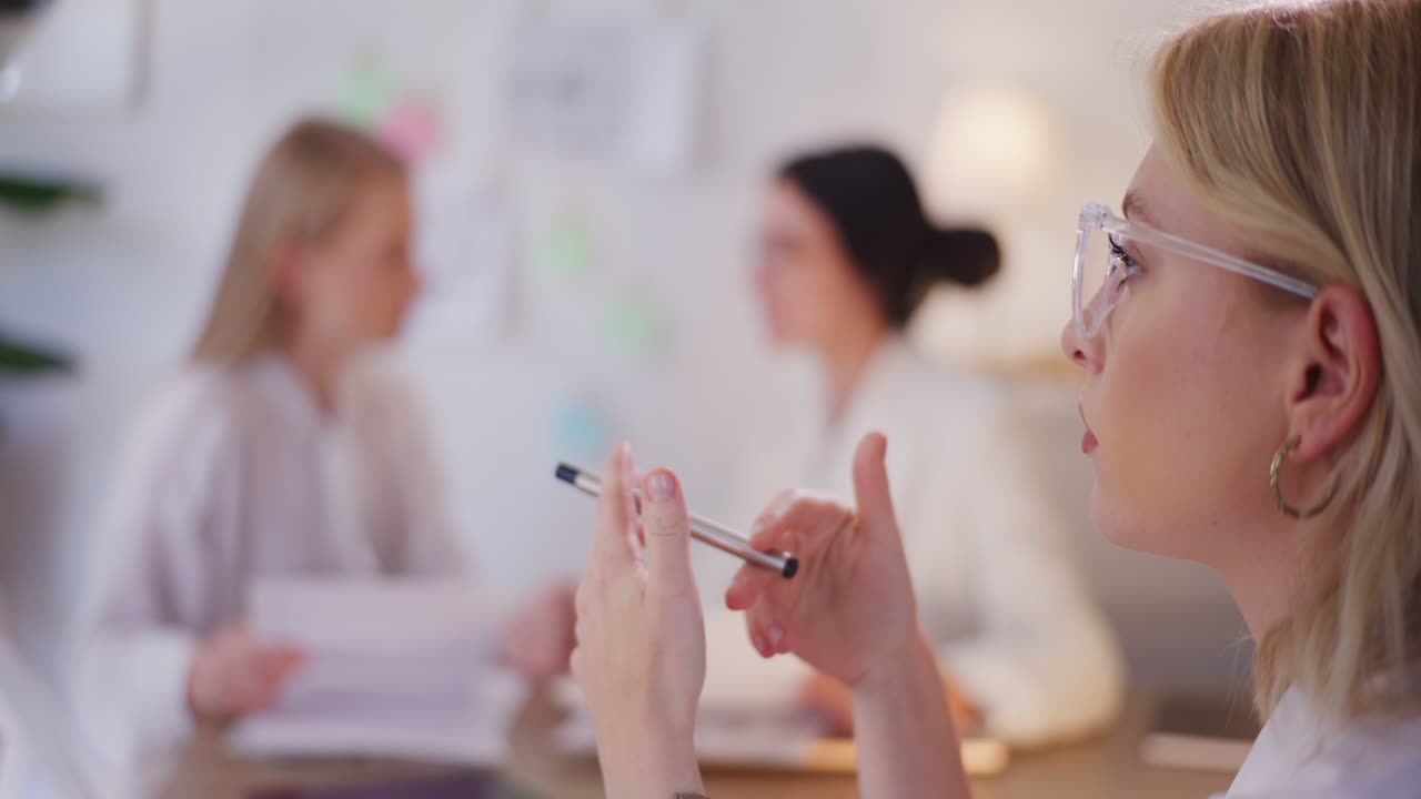 동료 들 과의 회의 중 에 사려 깊은 여자