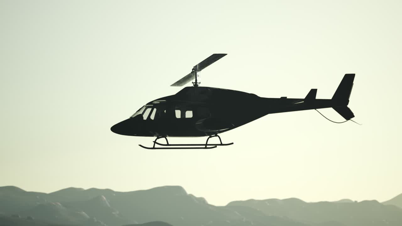 극단적 인 느린 움직임 비행 헬리 ⁇ 터와 해가 지는 하늘