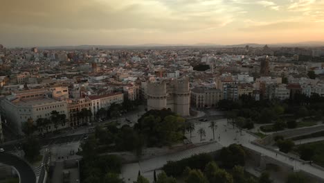 Luftaufnahme-Der-Historischen-Wahrzeichentürme-Serranos,-Spanien,-Valencia,-Sommersonnenuntergang