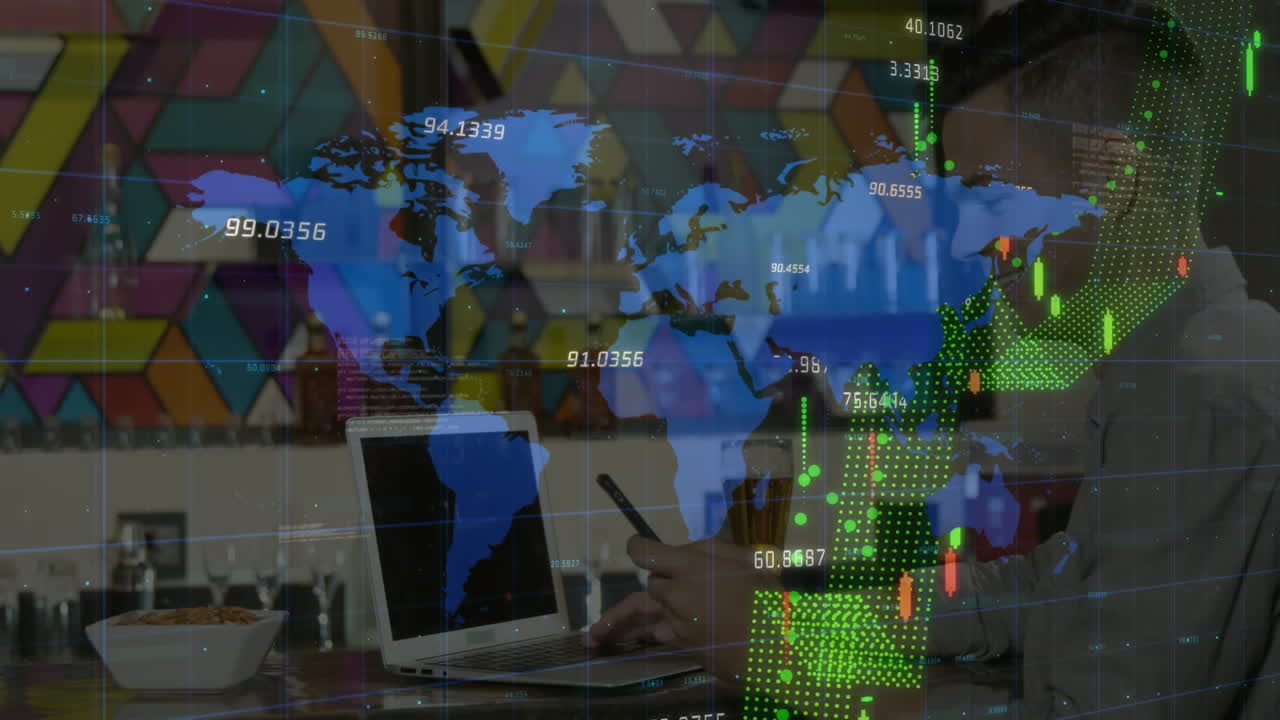 animación de mapa, gráfico, números crecientes, hombre caucásico usando teléfono celular mientras trabaja en una computadora portátil.