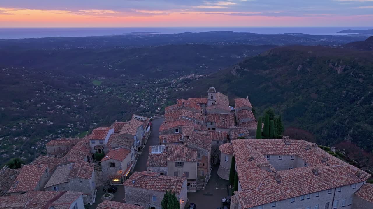 フランス、グールドンの夜明けに輝く歴史的な山頂の町の空撮