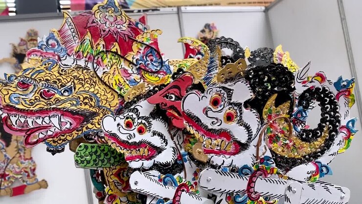 Immagine di marionette in pelle o wayang kulit, tipiche della cultura indonesiana.