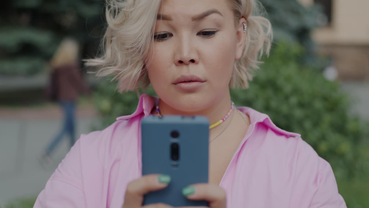 mujer usando teléfono inteligente al aire libre