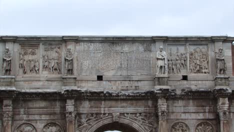 Vista-De-La-Parte-Superior-Del-Arco-De-Constantino,-Roma,-Italia