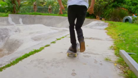 Vista-Trasera-De-Un-Joven-Caucásico-Practicando-Skate-En-Rampa-En-El-Parque-De-Skate-4k