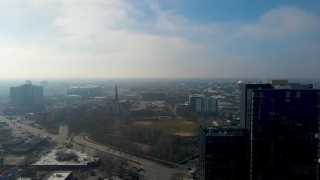 Aufnahme-Einer-Drohnenaufnahme-Der-Innenstadt-Von-Chicago-An-Einem-Bewölkten-Tag,-An-Dem-Die-Sonne-Durch-Die-Wolken-Bricht