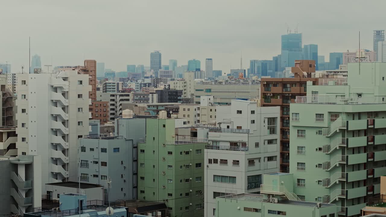 현대 건축물과 함께 도시 풍경