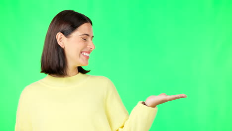 mujer feliz, cara y mano en la pantalla verde