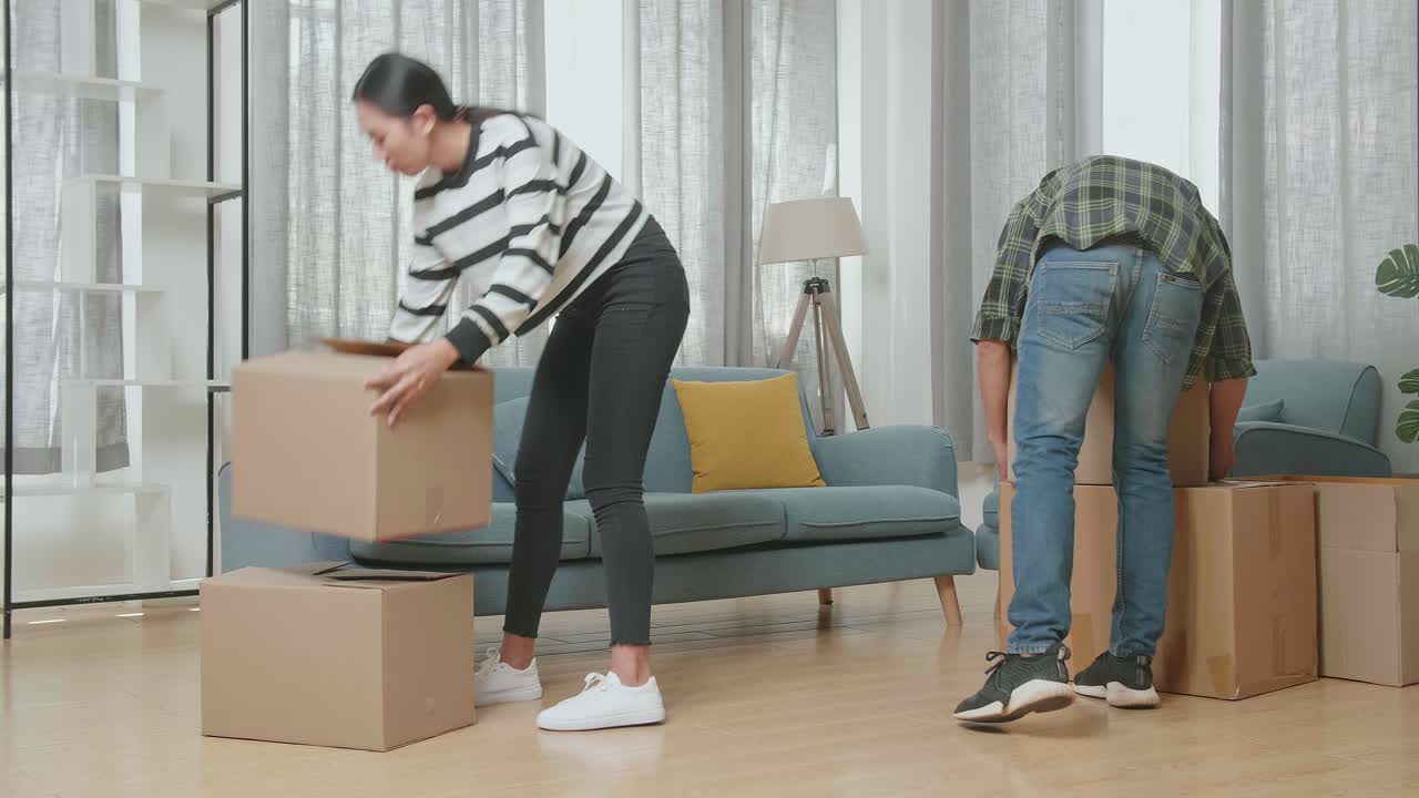 커플이 새로운 집으로 이사합니다.