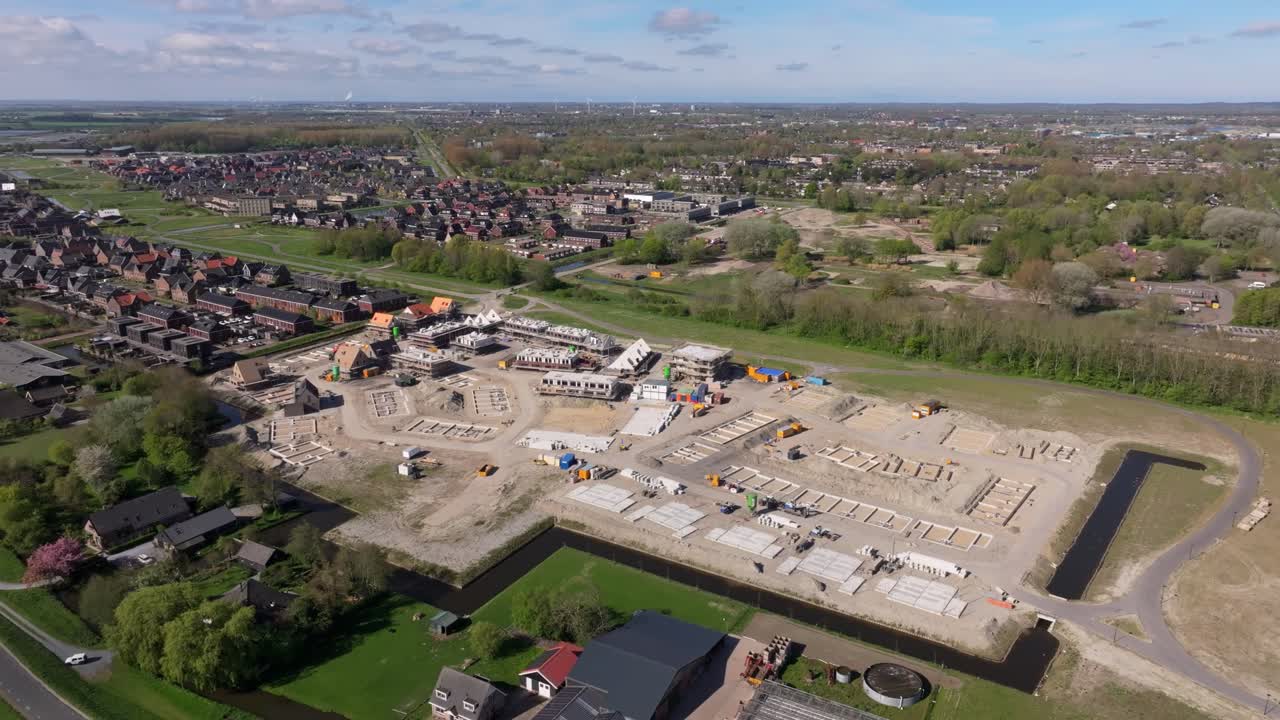 Luchtfoto van een woningbouwlocatie in ontwikkeling in Nederland