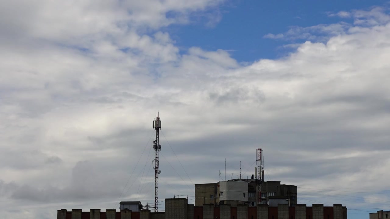 L'antenna 5G sul tetto della casa. Ripresa in time-lapse