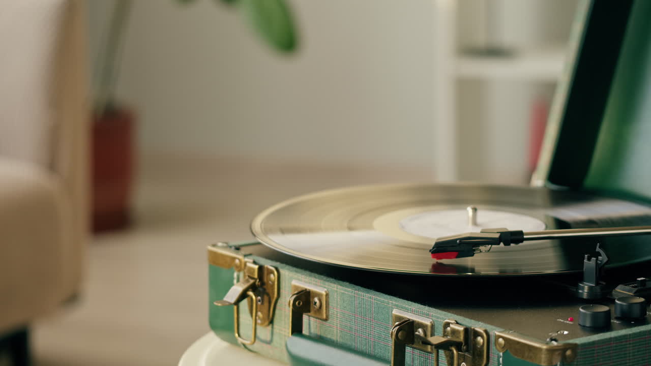 Toca-Discos Vintage Tocando um Disco de Vinil