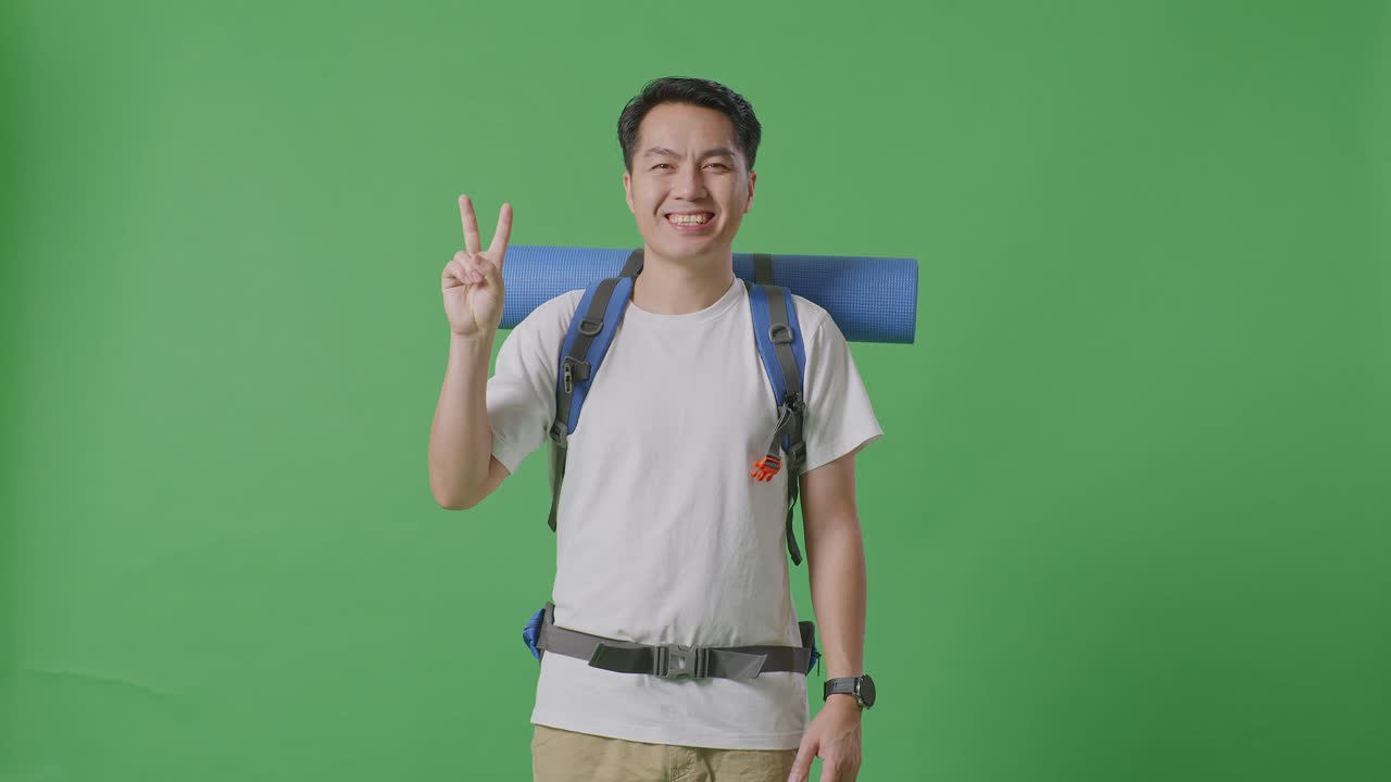 un viajero feliz con una mochila.