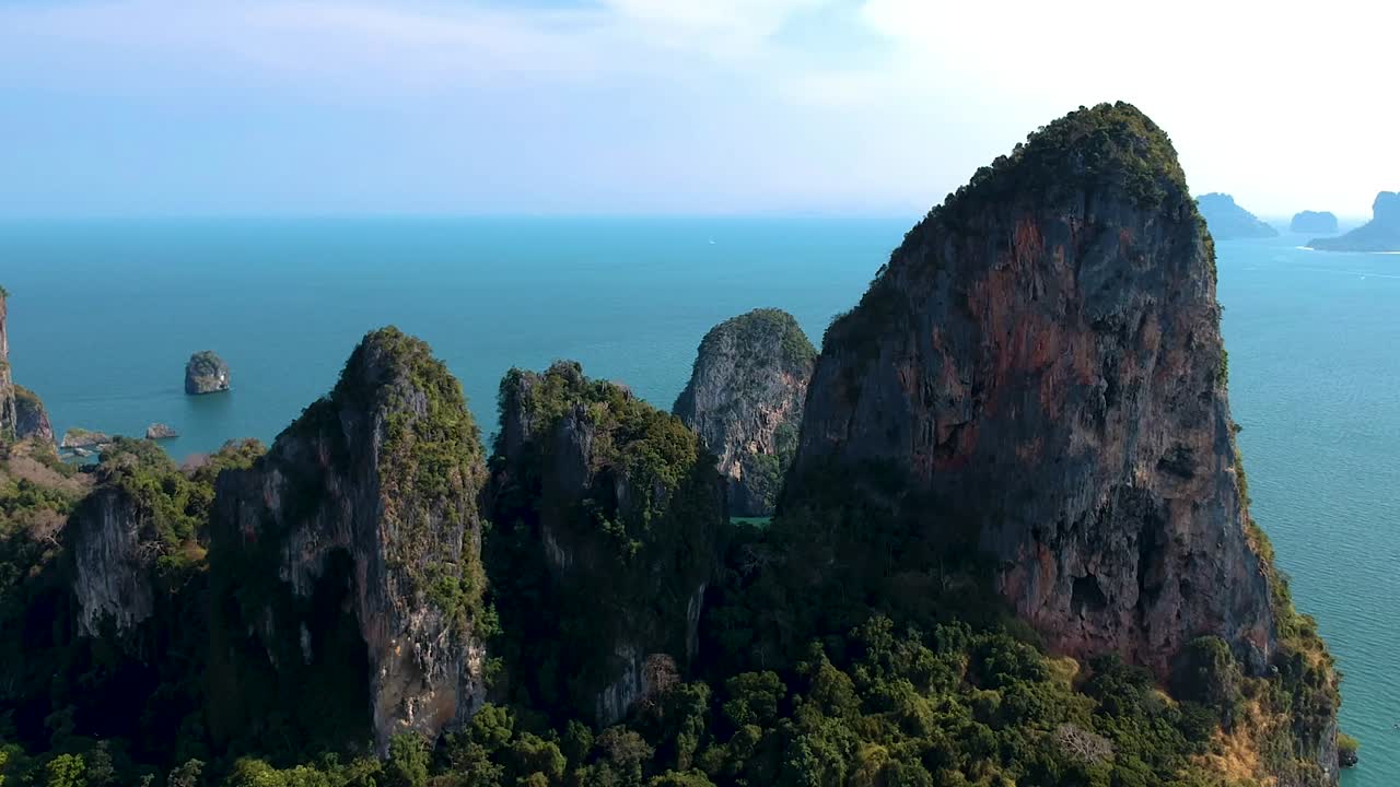 Cảnh quay quét trên không các khối đá vôi karst lớn tại Bãi biển Railay, Ao Nang, Krabi, Thái Lan.