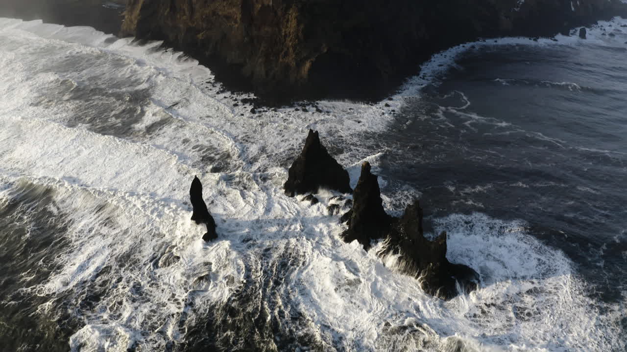 vista general aérea inclinada sobre las rocas reynisdrangar en la costa de invierno islandia