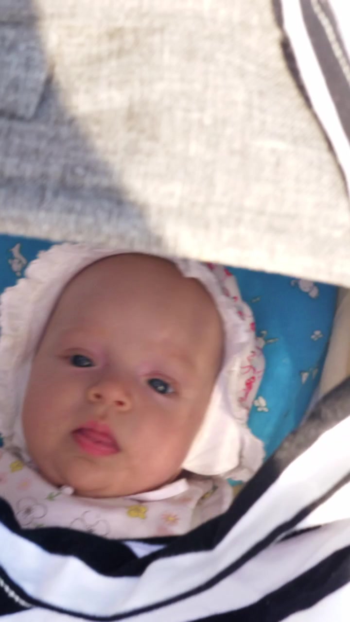 Cullare una bambina nella carrozzina
