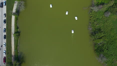 Aerial-top-down-shot-over-the-pond-in-Veteran´s-Park