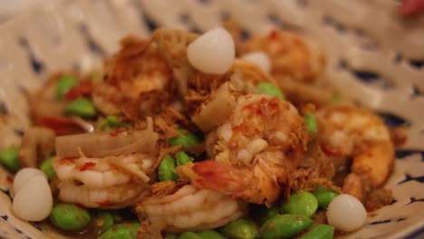 camarones con ajo, frijoles, cebollas y chile